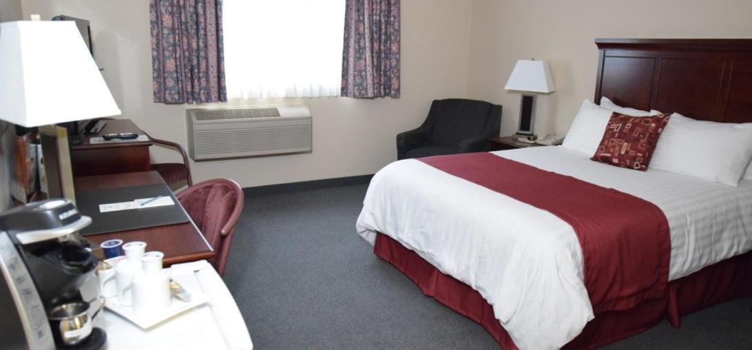 Lakeland Inn Hotel Cold Lake Екстериор снимка