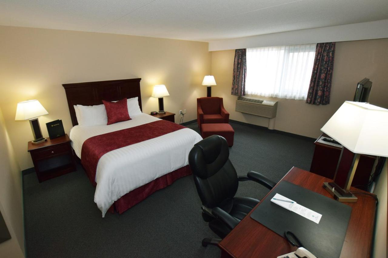Lakeland Inn Hotel Cold Lake Екстериор снимка