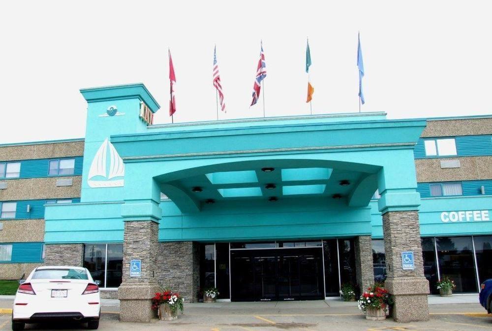 Lakeland Inn Hotel Cold Lake Екстериор снимка