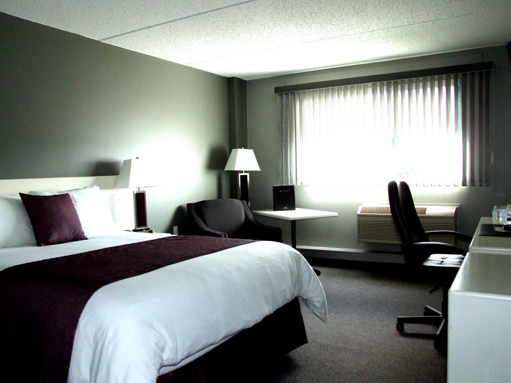 Lakeland Inn Hotel Cold Lake Екстериор снимка