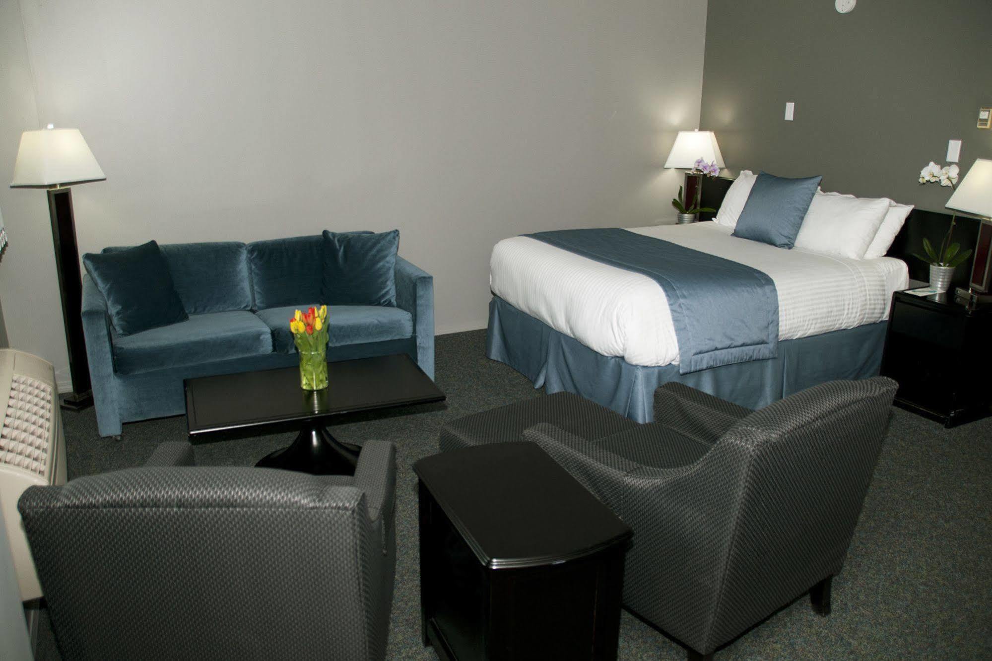 Lakeland Inn Hotel Cold Lake Екстериор снимка