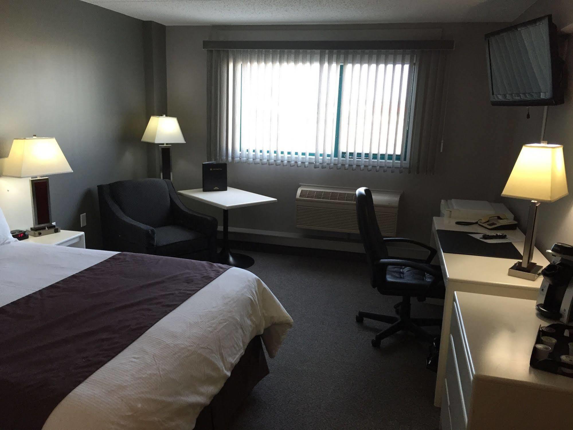 Lakeland Inn Hotel Cold Lake Екстериор снимка