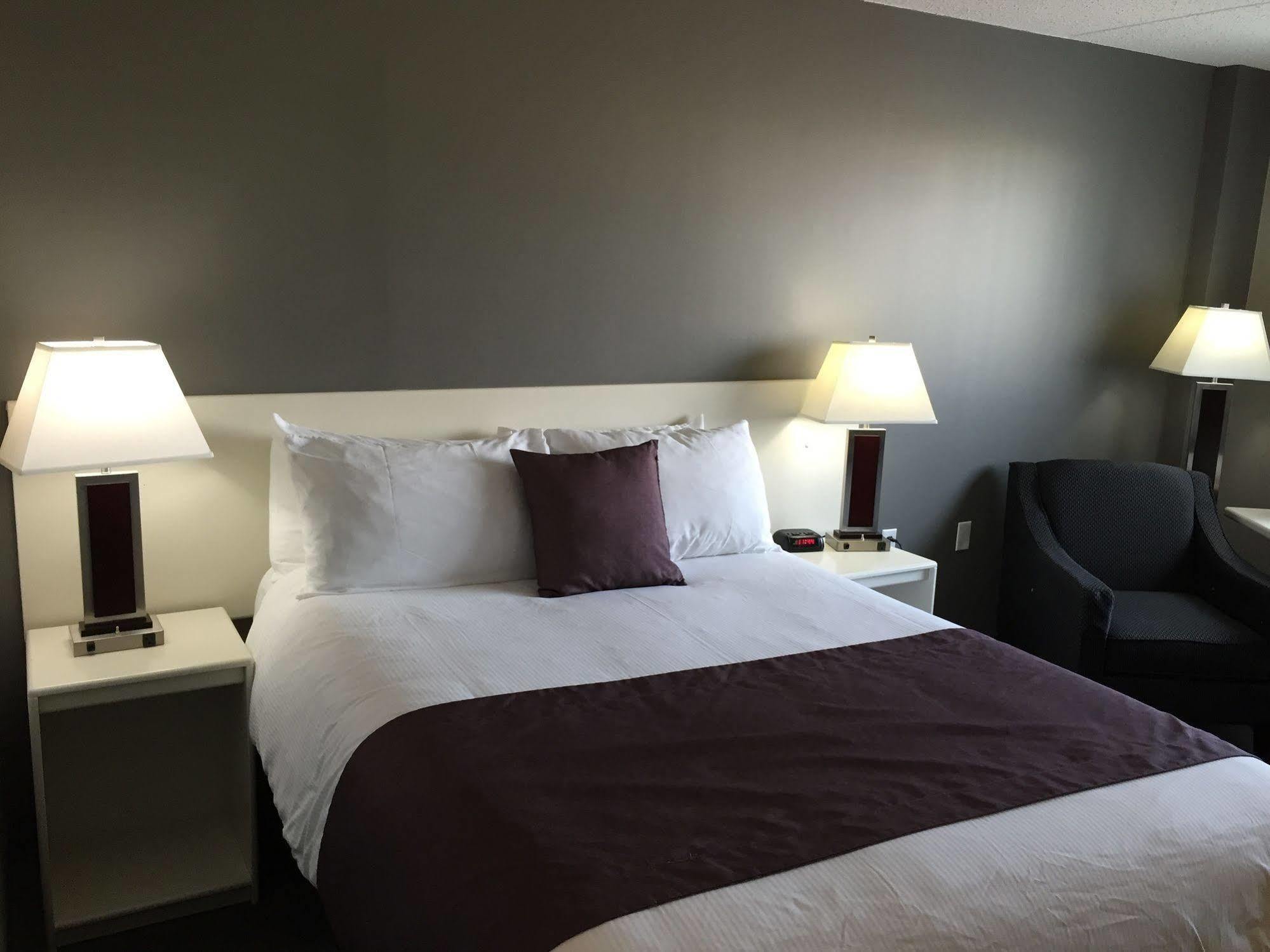 Lakeland Inn Hotel Cold Lake Екстериор снимка