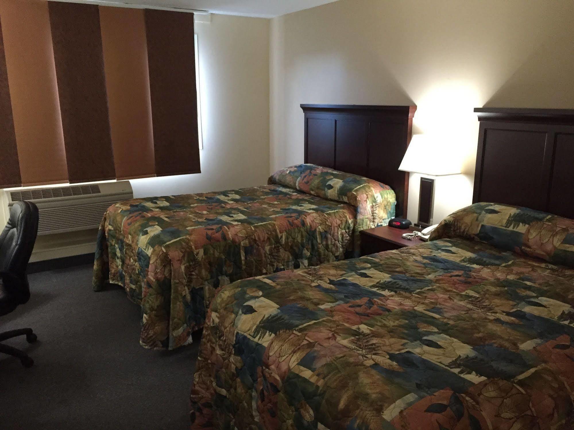 Lakeland Inn Hotel Cold Lake Екстериор снимка