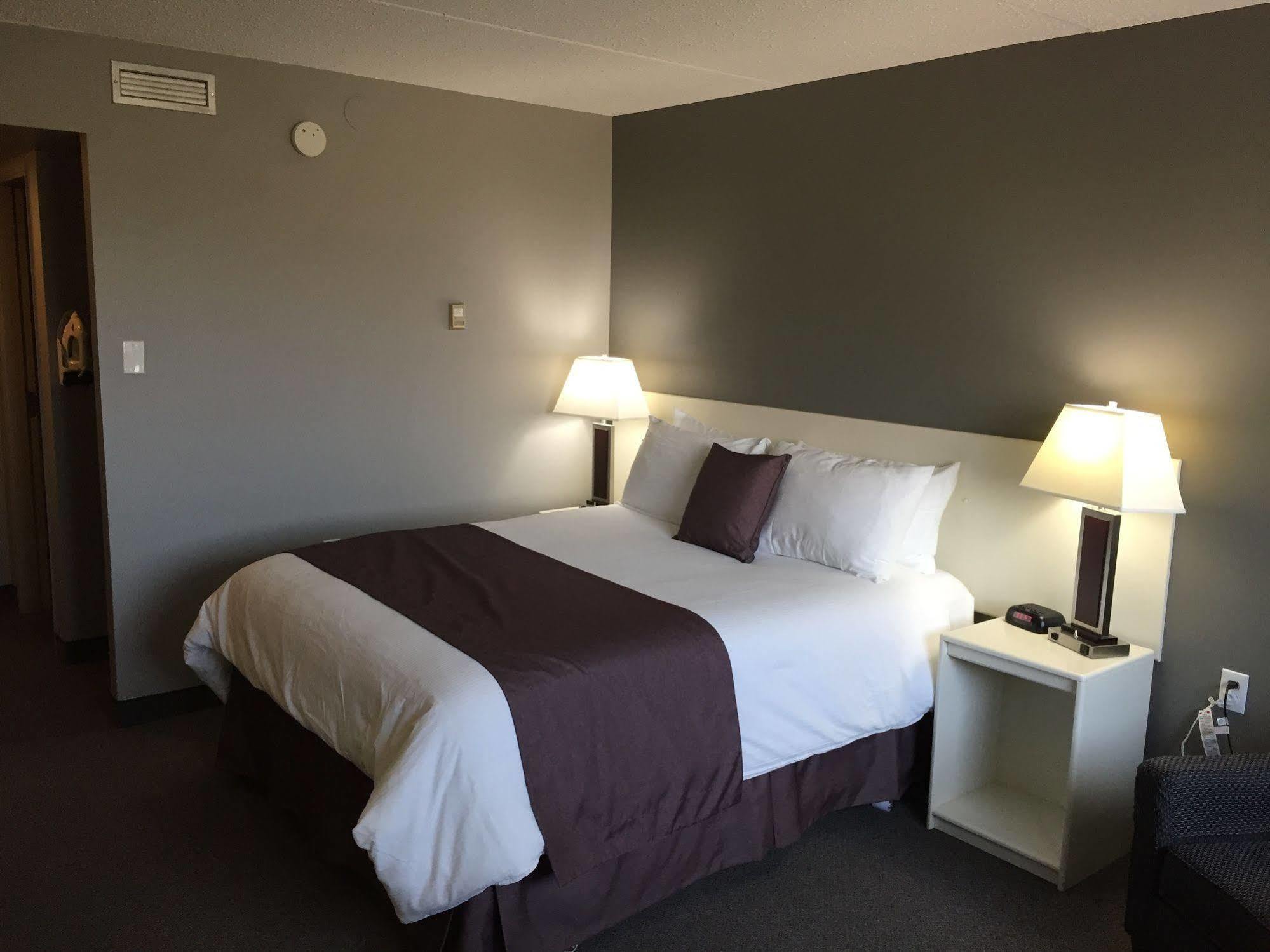 Lakeland Inn Hotel Cold Lake Екстериор снимка
